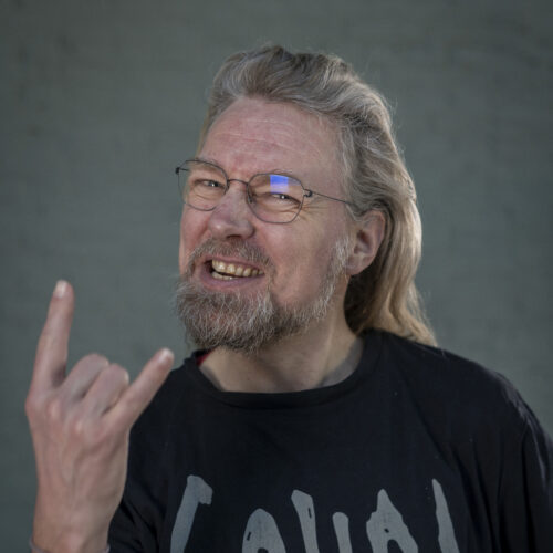 Foto van Joost die een metal-handje maakt.